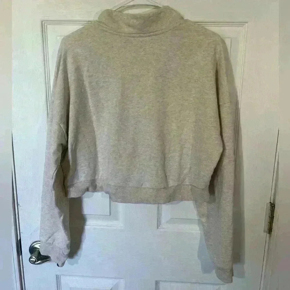 GUESS cropped cream 1/4 zip sweatshirt. Raised stitching in gold. Size Large. - Picture 5 of 7